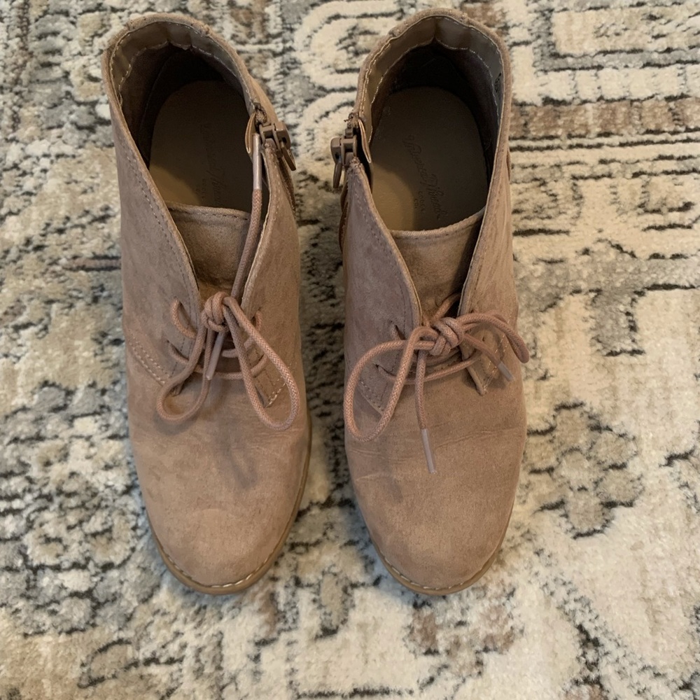 Size 6 universal thread suede tan booties